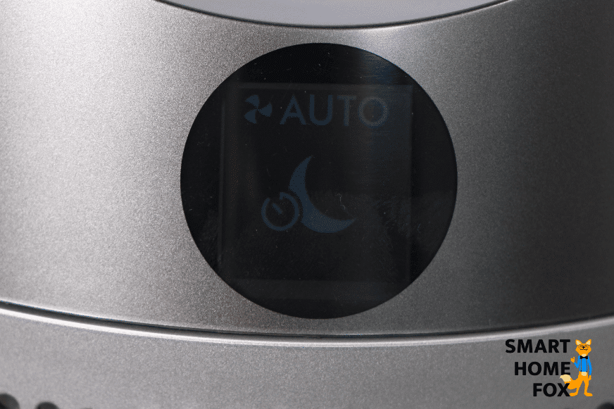 Das Display des Dyson Pure Humidify + Cool PH01 Luftreinigers zeigt den gedimmten Nachtmodus 